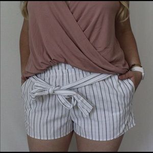 🌺 NWT Striped Bow Belt Shorts 🌺